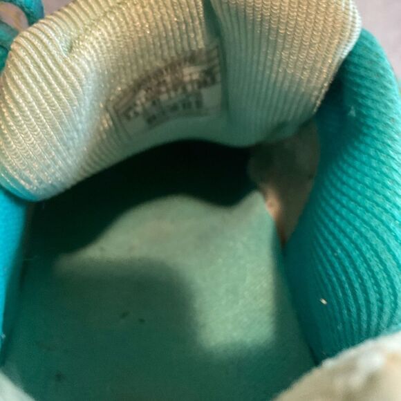 BROOKS GTS. GREAT SHOES FOR WORK OR PLAY SIZE 9.5 wide - Picture 13 of 13